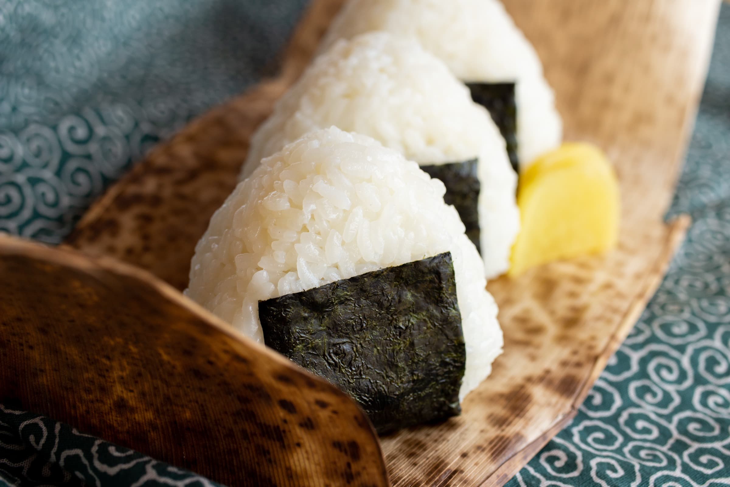 竹の皮にのったおにぎりとたくあん